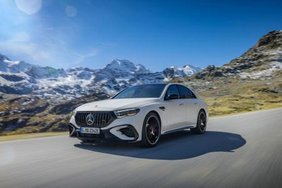 Mercedes-AMG E53 Hybrid 4MATIC+ *A fenti fotó a Mercedes-AMG engedélyével készült. A kép újranyomtatása vagy más módon történő felhasználása a Mercedes-AMG előzetes engedélye nélkül szigorúan tilos.