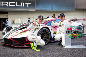 2024 GT300 osztály bajnokai Yuya Motojima (bal) és Takashi Kogure